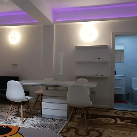 Myky Mouse Nu Primesc Santieristi Si Petrecareti Bucarest