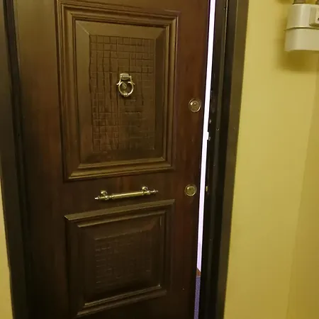 Myky Mouse Nu Primesc Santieristi Si Petrecareti Bucarest